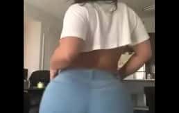 Sexy chica se quita la ropa bailando